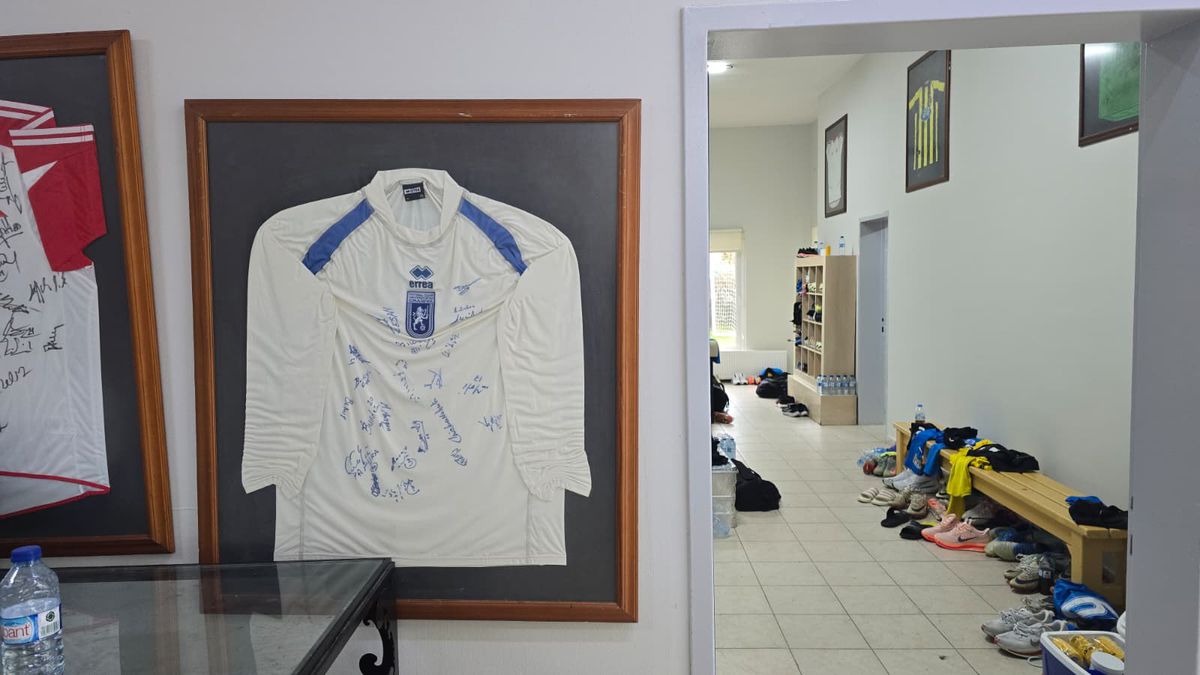 Bântuiți de Mititelu și în Antalya » Fotografia zilei: ce au găsit juveții la intrarea în vestiar