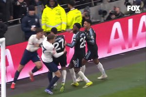 Bătaie la finalul meciului Tottenham - Aston Villa: Radu Drăgușin a sprintat să calmeze spiritele