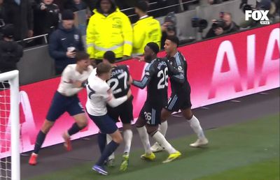 Scandal la finalul meciului Tottenham - Aston Villa: Radu Drăgușin a sprintat să calmeze spiritele