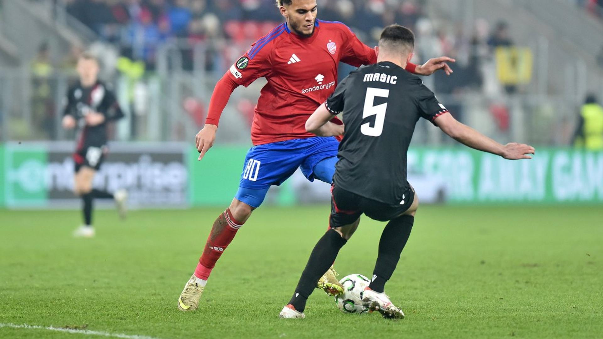 Ilija Masic în tricoul CFR Cluj semnând contractul de transfer jucător, alături de antrenorul Daniel Pancu la stadion. | sursa foto: Gazeta Sporturilor
