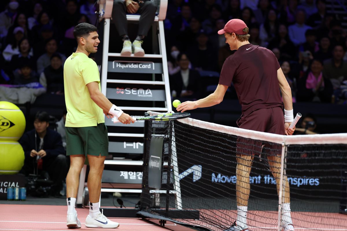 Carlos Alcaraz a câștigat demonstrativul stelar cu Jannik Sinner în fața a 15.000 de spectatori » Ambii au primit câte 2,3 milioane de dolari