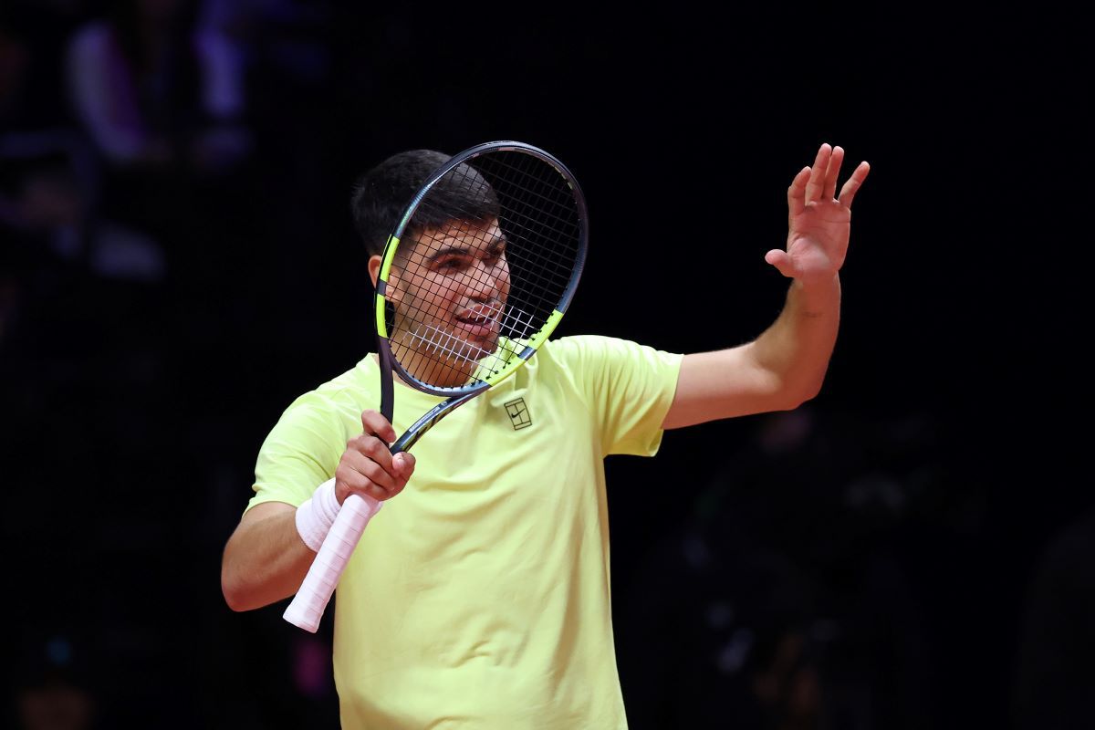 Carlos Alcaraz a câștigat demonstrativul stelar cu Jannik Sinner în fața a 15.000 de spectatori » Ambii au primit câte 2,3 milioane de dolari