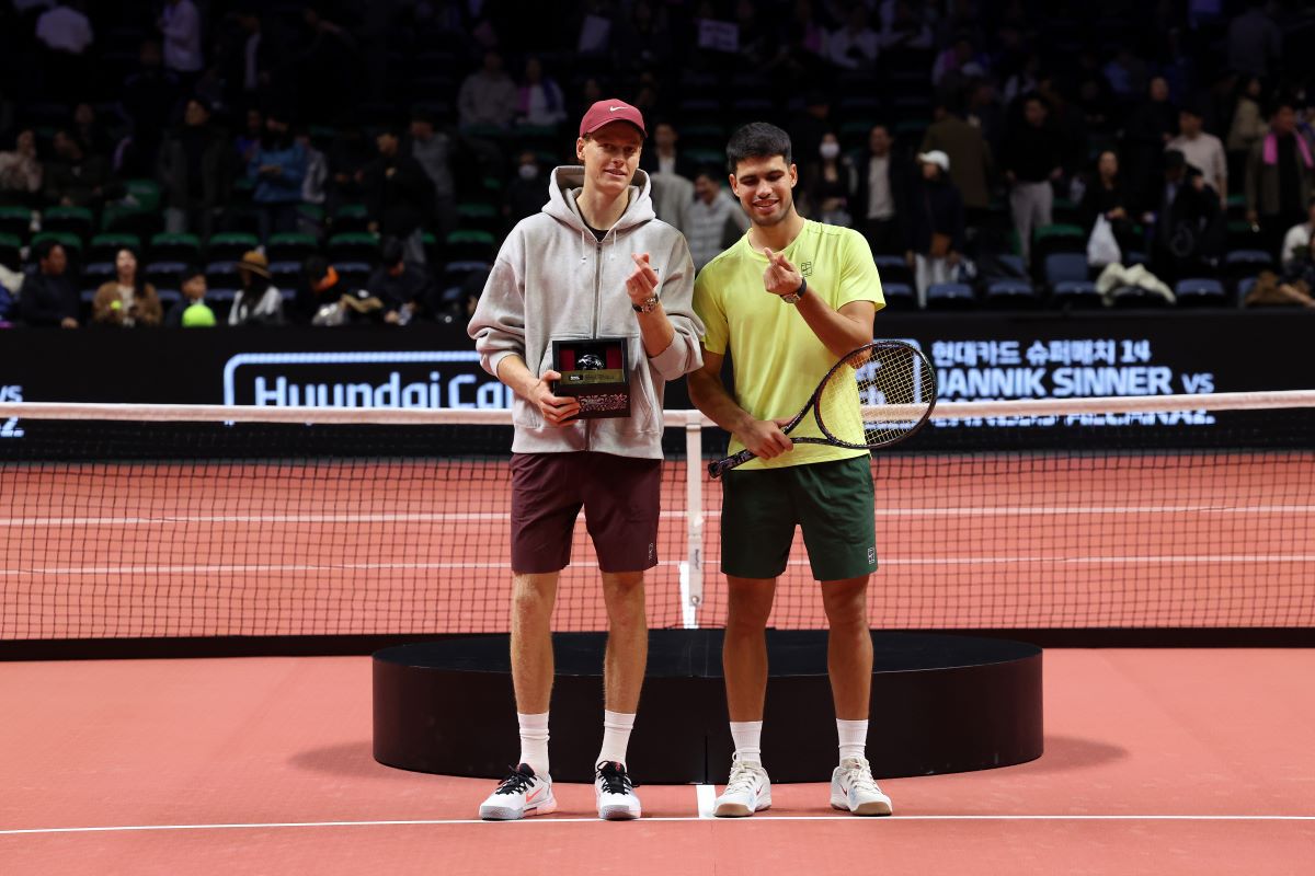 Carlos Alcaraz a câștigat demonstrativul stelar cu Jannik Sinner în fața a 15.000 de spectatori » Ambii au primit câte 2,3 milioane de dolari