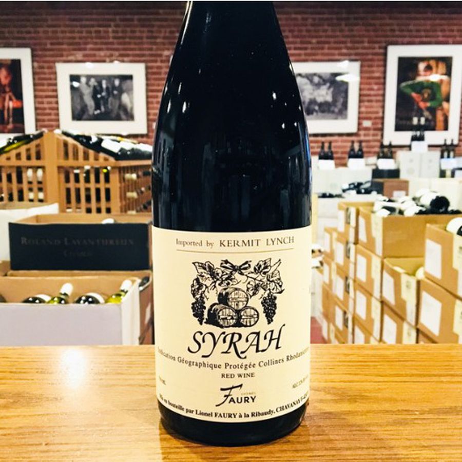 „Fructe negre curgătoare, boabe de piper proaspăt măcinate: un Syrah perfect, plin de viață, fără complicații, pe care vei dori să-l bei iar și iar. Este exact așa cum ar trebui să fie”, este descrierea făcută vinului Syrah de somelierul Chris Santini Preferința curioasă a lui Leo Messi: cu ce își combină vinul de 60 de euro » „Așa se duce mai rapid alcoolul din corp”