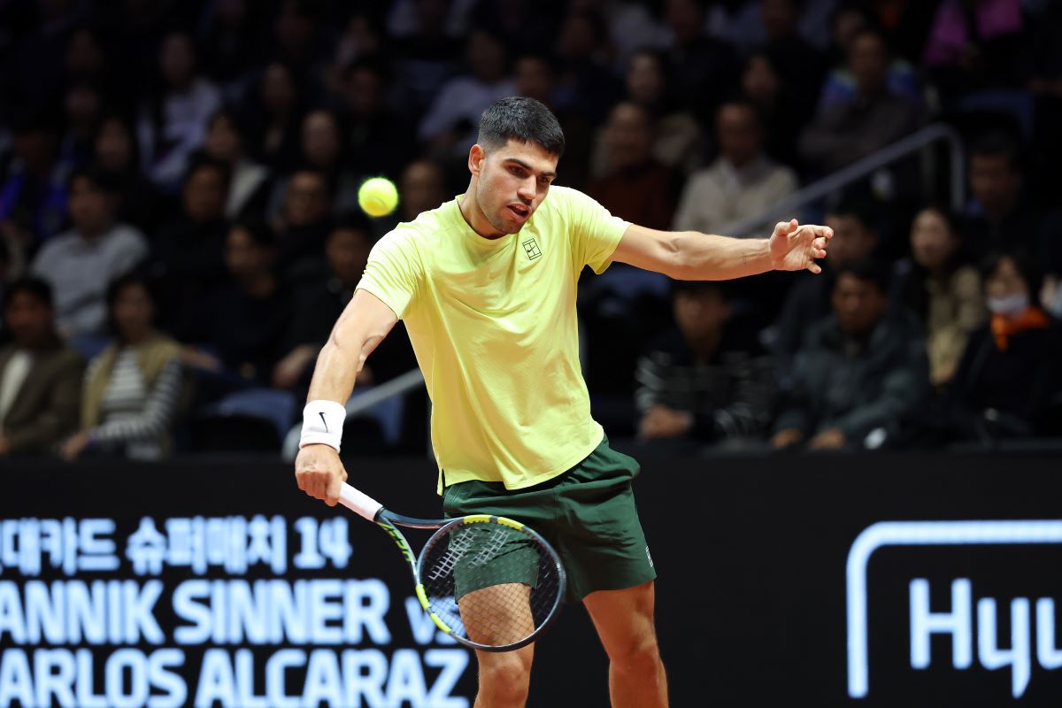 Carlos Alcaraz a câștigat demonstrativul stelar cu Jannik Sinner în fața a 15.000 de spectatori » Ambii au primit câte 2,3 milioane de dolari