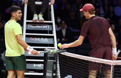 Carlos Alcaraz a câștigat demonstrativul stelar cu Jannik Sinner în fața a 15.000 de spectatori » Ambii au primit câte 2,3 milioane de dolari