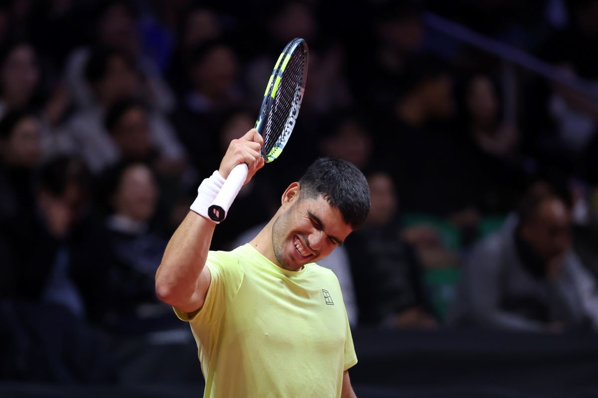 Carlos Alcaraz a câștigat demonstrativul stelar cu Jannik Sinner în fața a 15.000 de spectatori » Ambii au primit câte 2,3 milioane de dolari