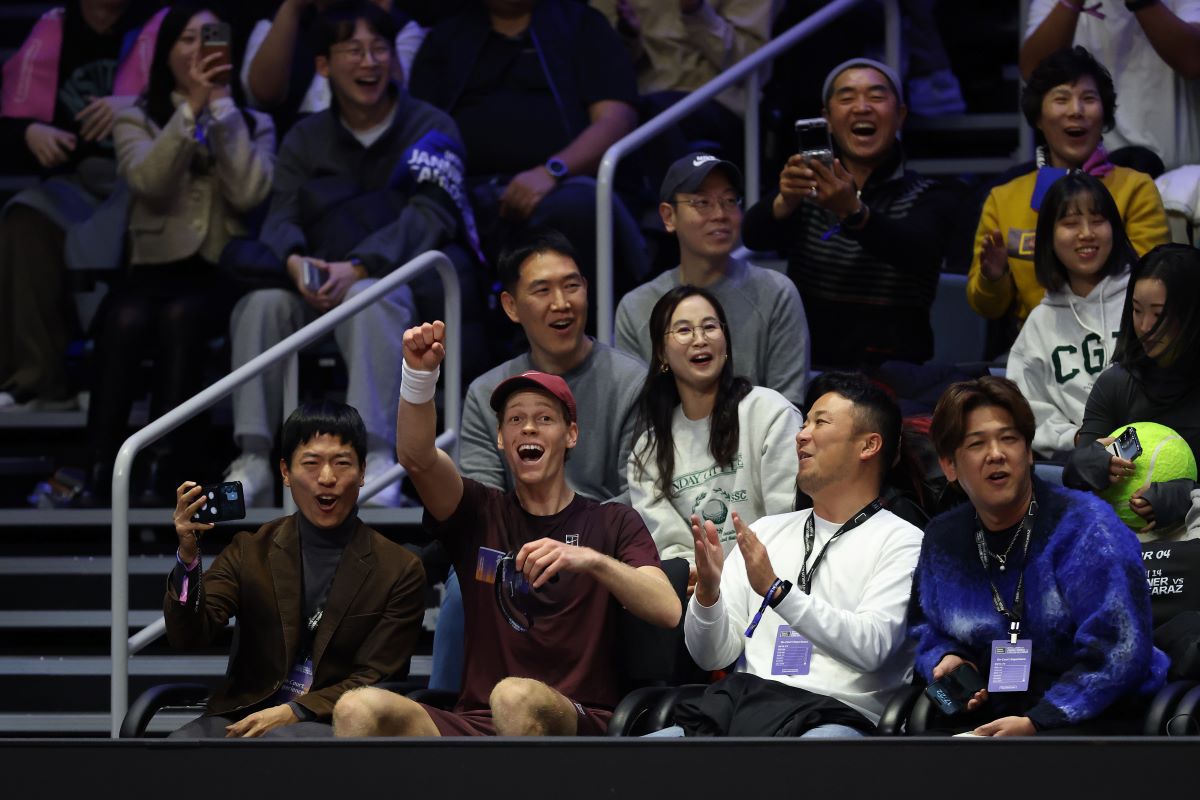 Carlos Alcaraz a câștigat demonstrativul stelar cu Jannik Sinner în fața a 15.000 de spectatori » Ambii au primit câte 2,3 milioane de dolari