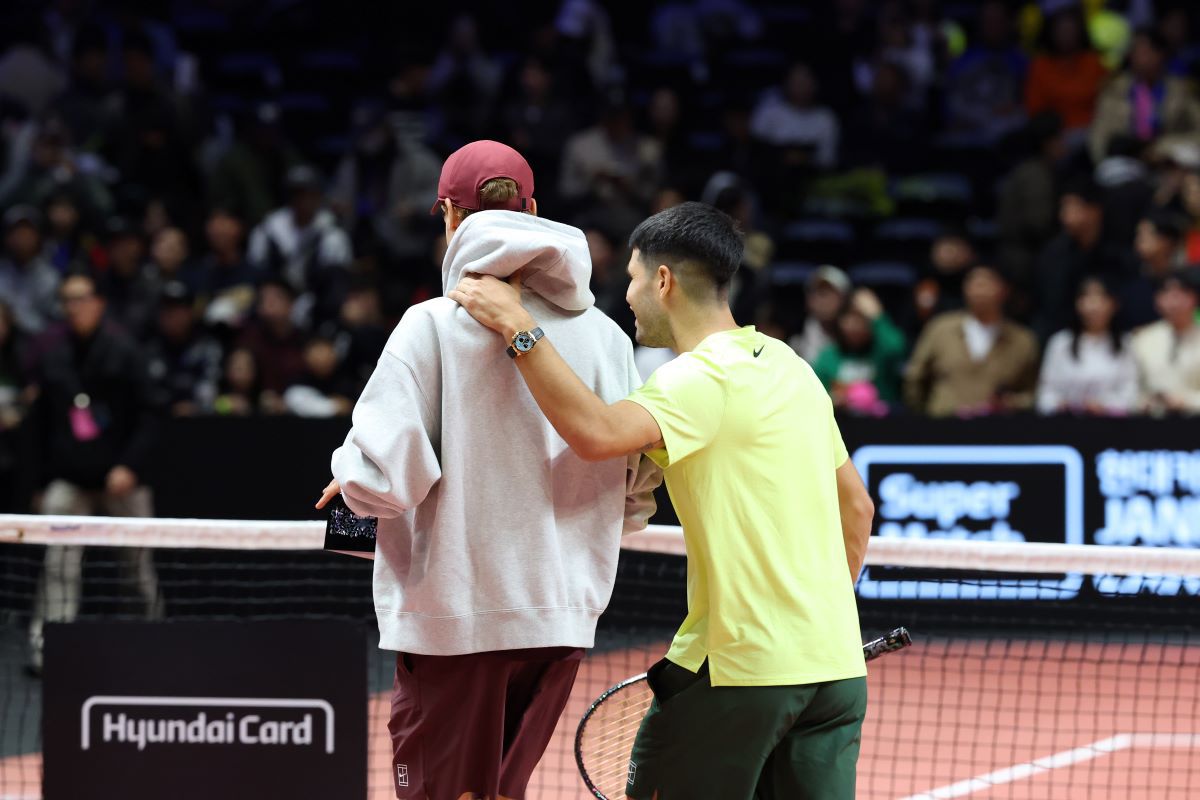 Carlos Alcaraz a câștigat demonstrativul stelar cu Jannik Sinner în fața a 15.000 de spectatori » Ambii au primit câte 2,3 milioane de dolari