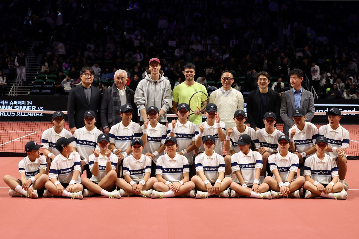 Carlos Alcaraz a câștigat demonstrativul stelar cu Jannik Sinner în fața a 15.000 de spectatori » Ambii au primit câte 2,3 milioane de dolari