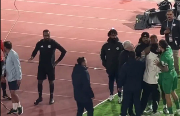 Marius Șumudică, scandal chiar la meciul de debut » Altercație cu starul de milioane al adversarei