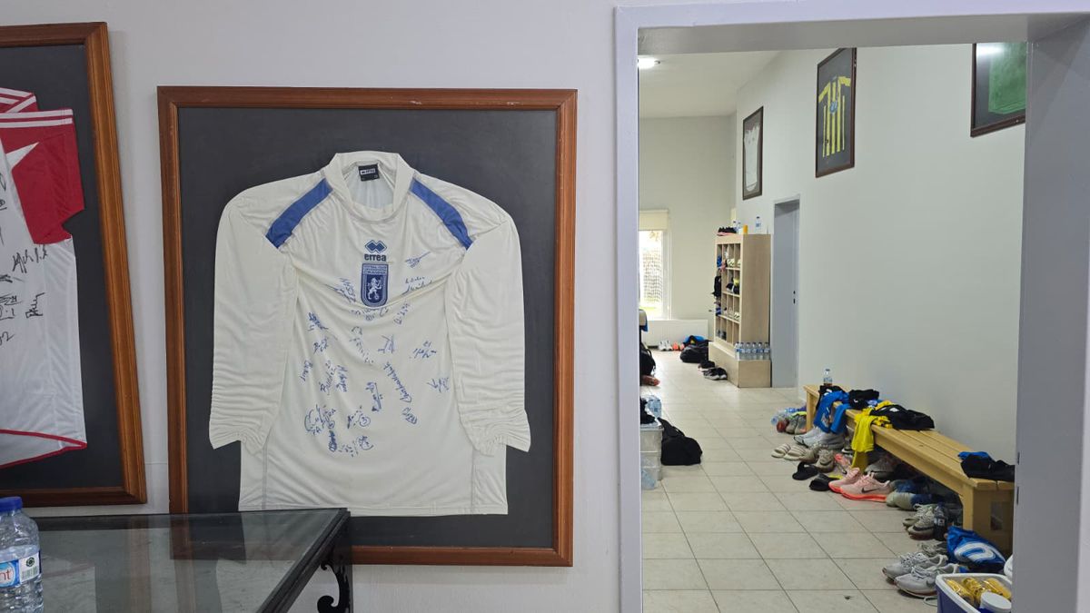 Bântuiți de Mititelu și în Antalya » Fotografia zilei: ce au găsit juveții la intrarea în vestiar