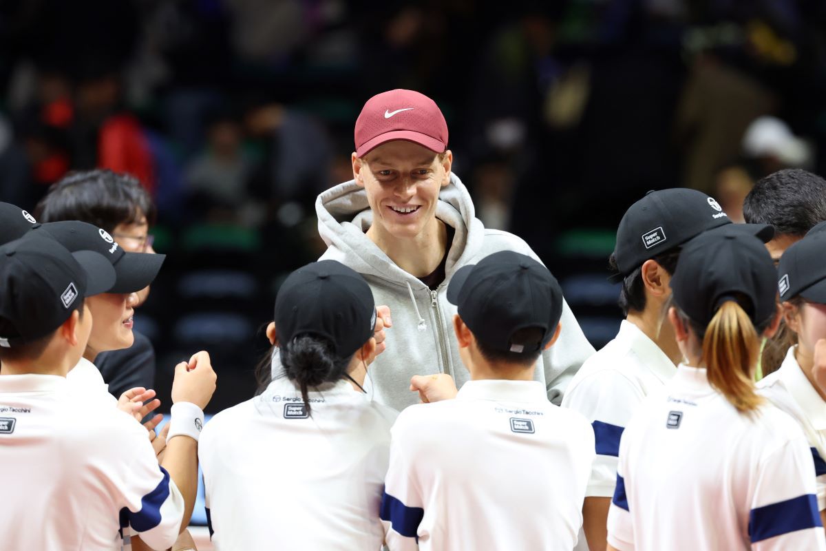 Carlos Alcaraz a câștigat demonstrativul stelar cu Jannik Sinner în fața a 15.000 de spectatori » Ambii au primit câte 2,3 milioane de dolari