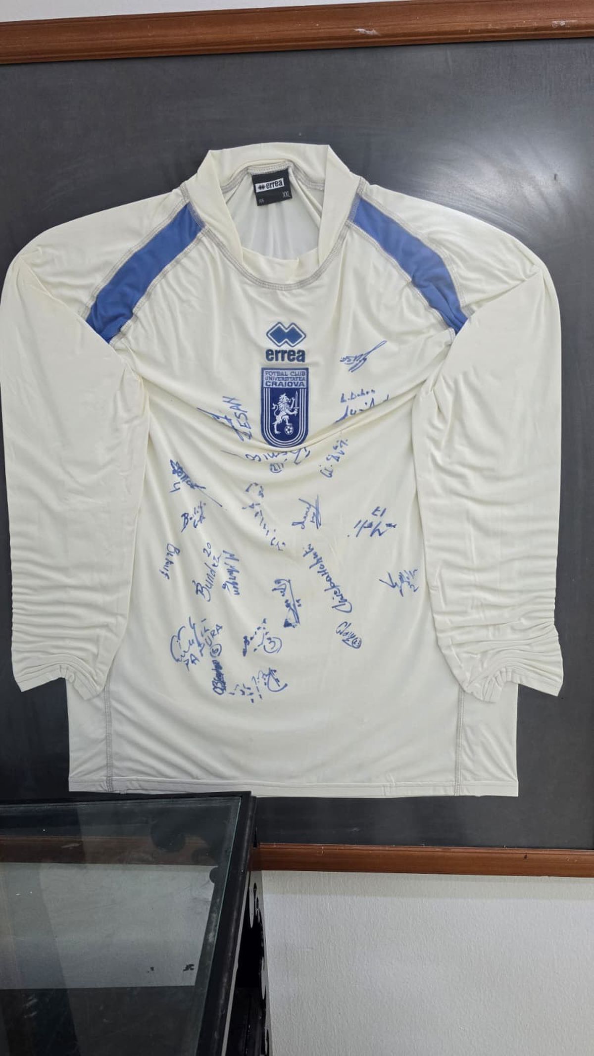 Bântuiți de Mititelu și în Antalya » Fotografia zilei: ce au găsit juveții la intrarea în vestiar