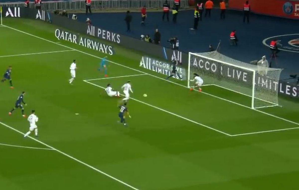 PSG - LYON 4-2 // FOTO Autogol inexplicabil marcat în derby-ul etapei din Franța: fundașii lui Lyon au șutat de două ori spre propria poartă