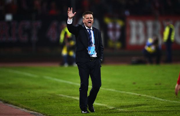 DINAMO // EXCLUSIV Dusan Uhrin e cu bagajele făcute! Jucătorii s-au revoltat: „Nici nu vorbește cu cei care nu prind primul «11»!”