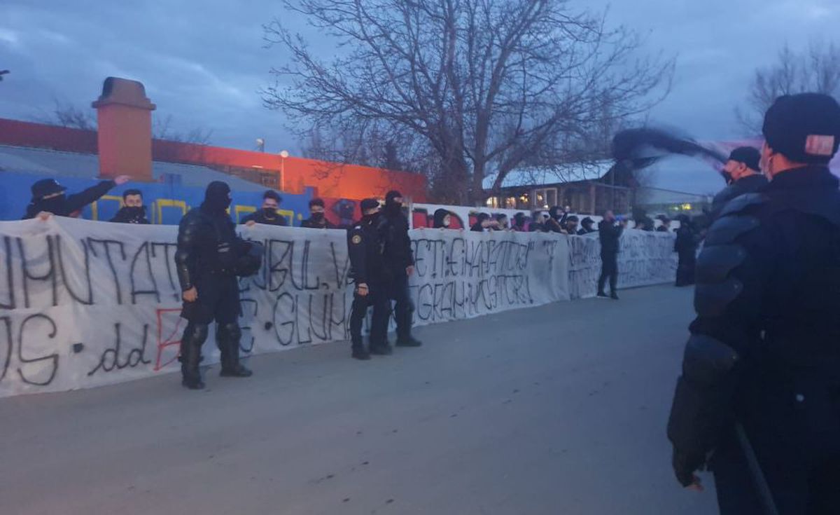 FOTO+VIDEO. Fanii FCSB s-au strâns din nou la baza din Berceni ca să-şi încurajeze favoriţii înainte de derby. Mesaje dure pentru rivali: „Umblați cu cutia milei și tot sperați / Tot de șahiști și spanioli cârpiți o să fiți reprezentați”