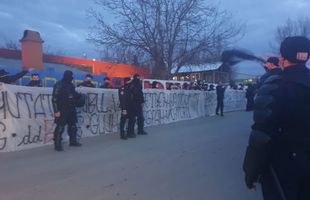 FOTO+VIDEO. Fanii FCSB s-au strâns din nou la baza din Berceni ca să-şi încurajeze favoriţii înainte de derby. Mesaje dure pentru rivali: „Umblați cu cutia milei și tot sperați / Tot de șahiști și spanioli cârpiți o să fiți reprezentați”