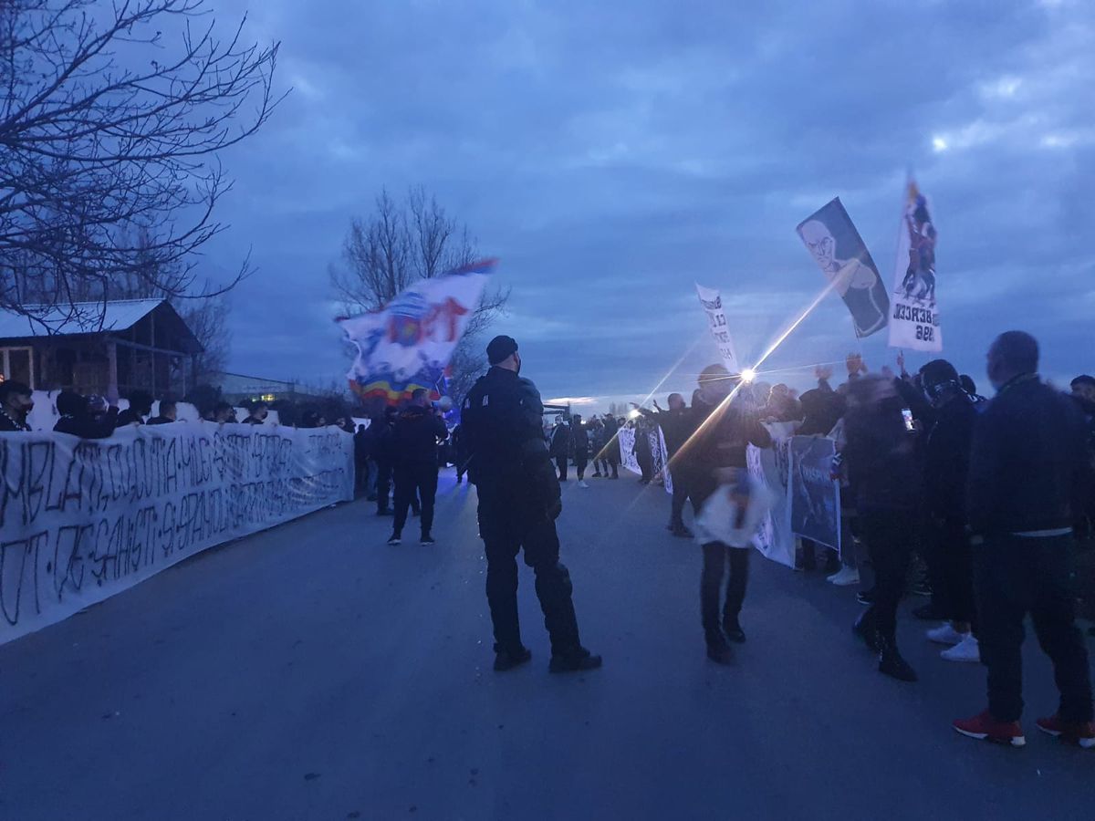 Dinamo - FCSB. Suporterii roș-albaștrilor și-au încurajat echipa