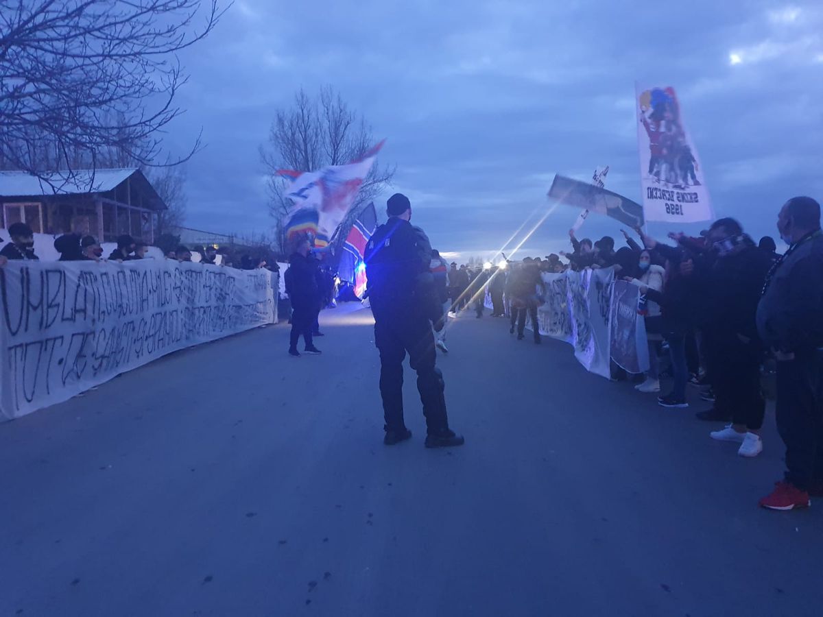 Dinamo - FCSB. Suporterii roș-albaștrilor și-au încurajat echipa