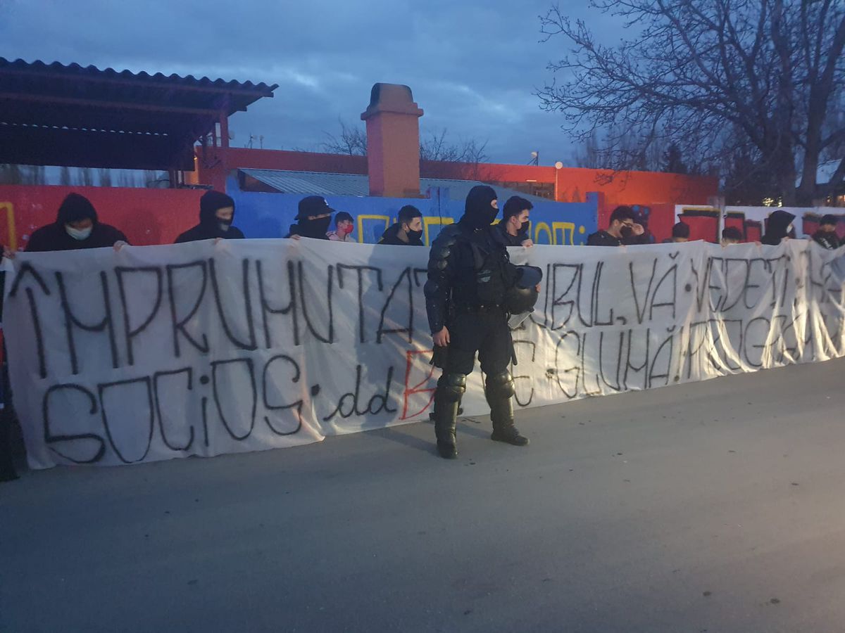 FOTO+VIDEO. Fanii FCSB s-au strâns din nou la baza din Berceni ca să-şi încurajeze favoriţii înainte de derby. Mesaje dure pentru rivali: „Umblați cu cutia milei și tot sperați / Tot de șahiști și spanioli cârpiți o să fiți reprezentați”