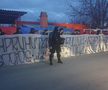 FOTO+VIDEO. Fanii FCSB s-au strâns din nou la baza din Berceni ca să-şi încurajeze favoriţii înainte de derby. Mesaje dure pentru rivali: „Umblați cu cutia milei și tot sperați / Tot de șahiști și spanioli cârpiți o să fiți reprezentați”