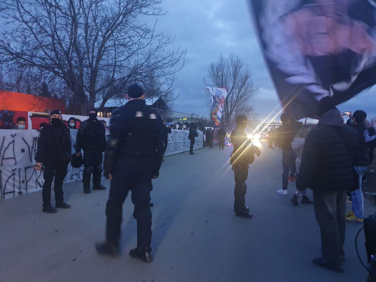 FOTO+VIDEO. Fanii FCSB s-au strâns din nou la baza din Berceni ca să-şi încurajeze favoriţii înainte de derby. Mesaje dure pentru rivali: „Umblați cu cutia milei și tot sperați / Tot de șahiști și spanioli cârpiți o să fiți reprezentați”