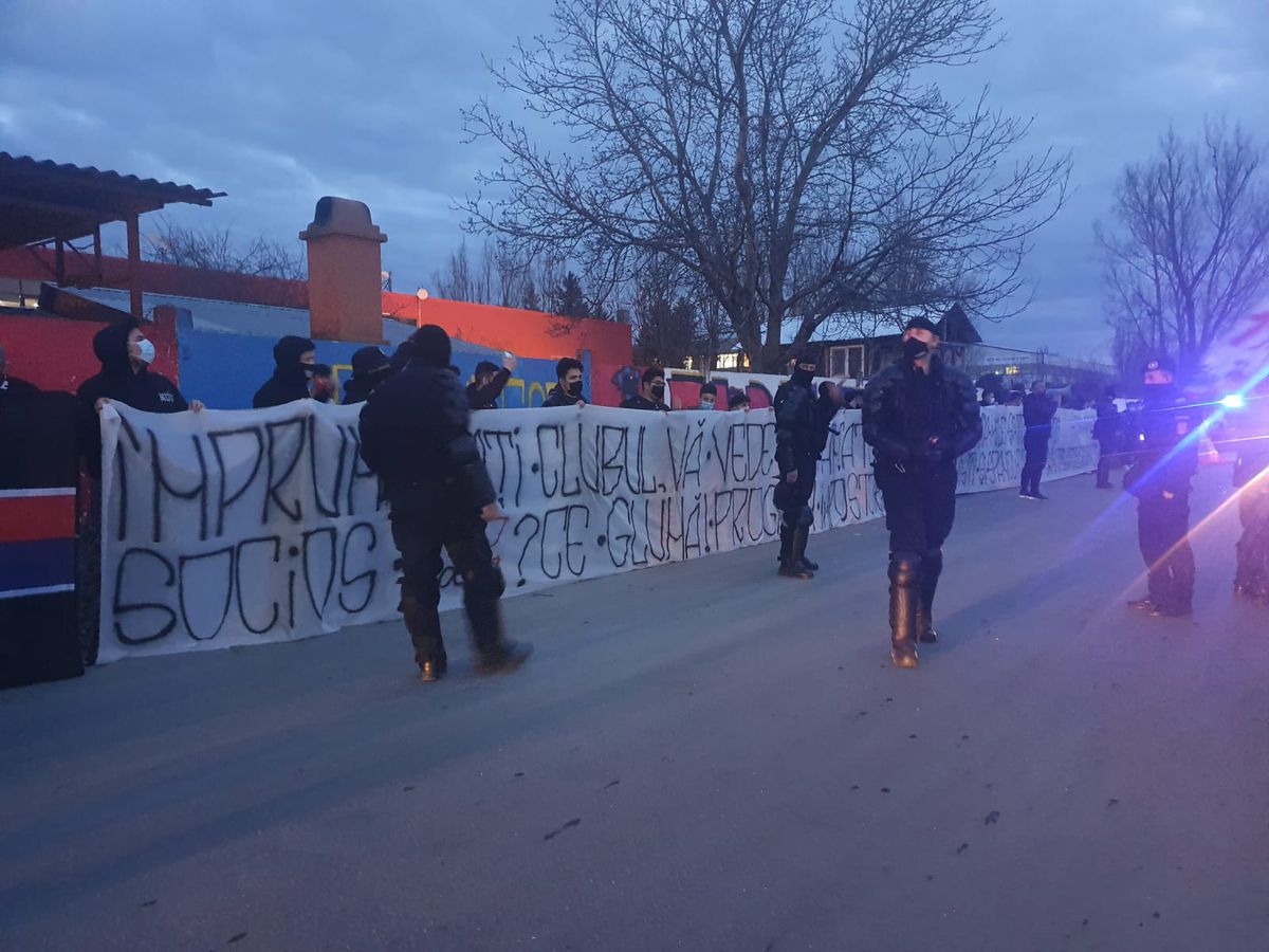 FOTO+VIDEO. Fanii FCSB s-au strâns din nou la baza din Berceni ca să-şi încurajeze favoriţii înainte de derby. Mesaje dure pentru rivali: „Umblați cu cutia milei și tot sperați / Tot de șahiști și spanioli cârpiți o să fiți reprezentați”