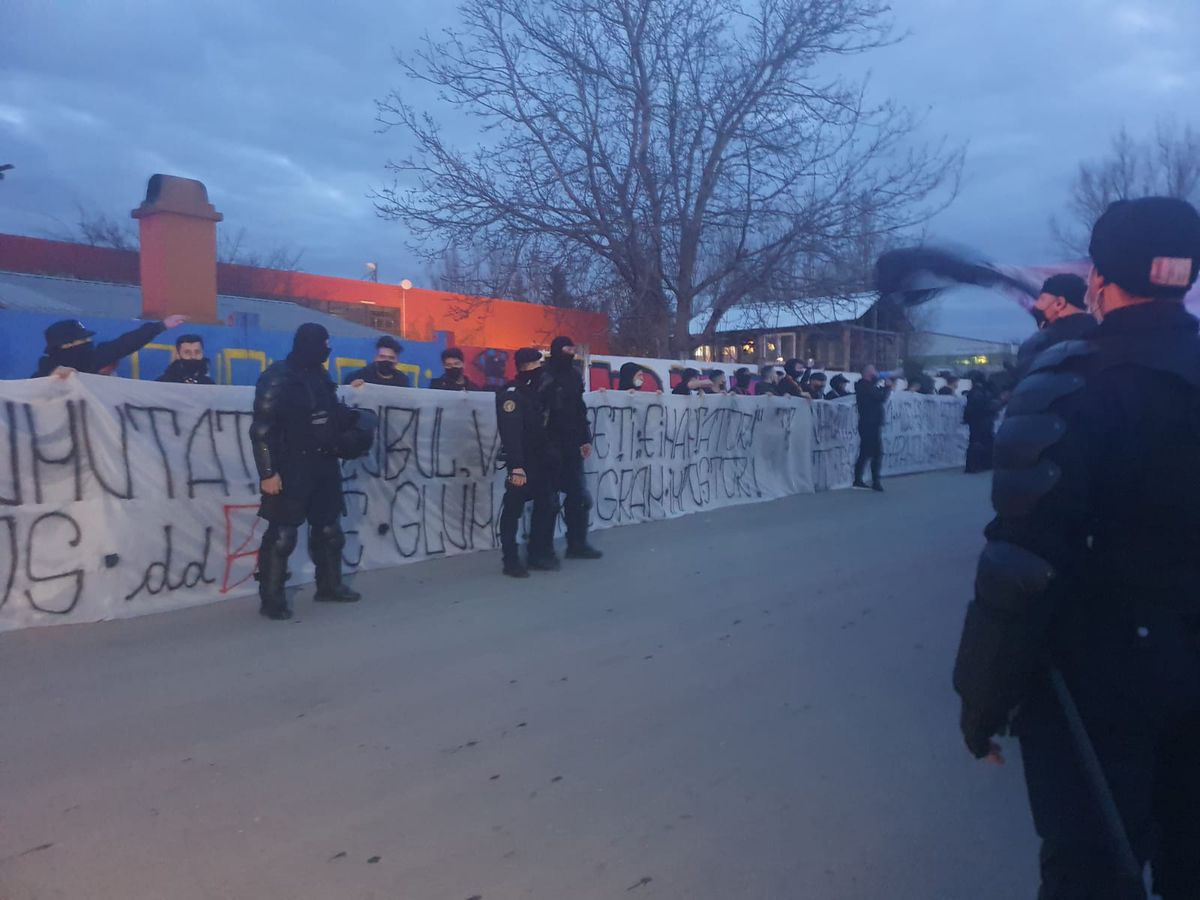 FOTO+VIDEO. Fanii FCSB s-au strâns din nou la baza din Berceni ca să-şi încurajeze favoriţii înainte de derby. Mesaje dure pentru rivali: „Umblați cu cutia milei și tot sperați / Tot de șahiști și spanioli cârpiți o să fiți reprezentați”