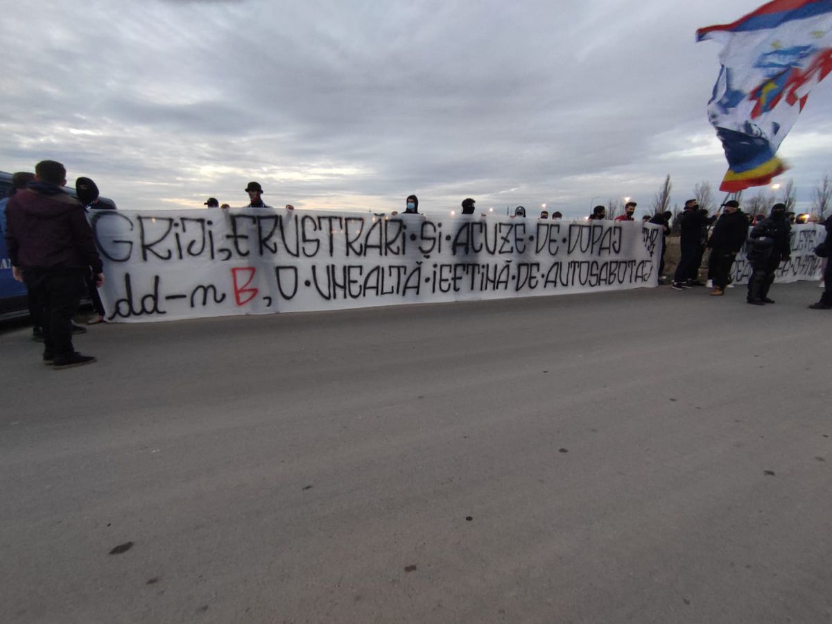 Dinamo - FCSB. Suporterii roș-albaștrilor și-au încurajat echipa