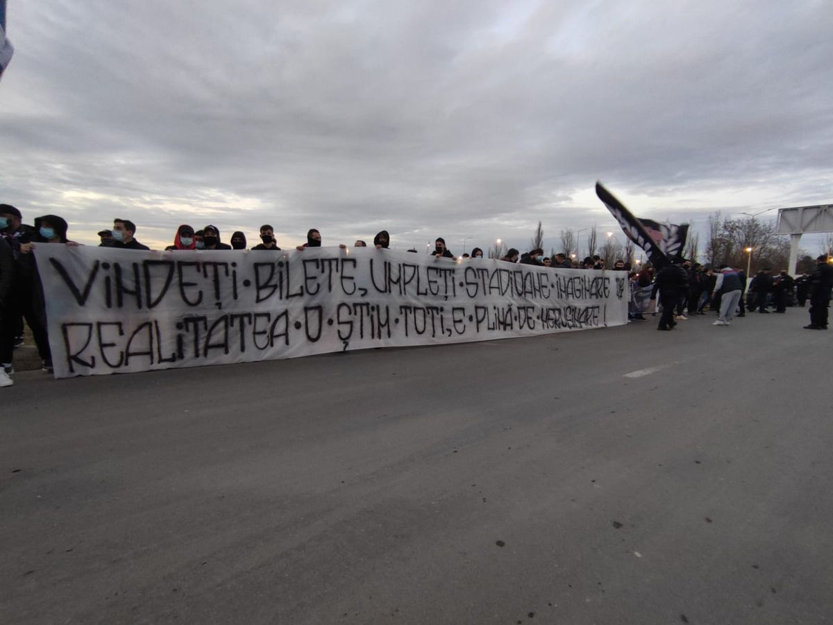 FOTO+VIDEO. Fanii FCSB s-au strâns din nou la baza din Berceni ca să-şi încurajeze favoriţii înainte de derby. Mesaje dure pentru rivali: „Umblați cu cutia milei și tot sperați / Tot de șahiști și spanioli cârpiți o să fiți reprezentați”