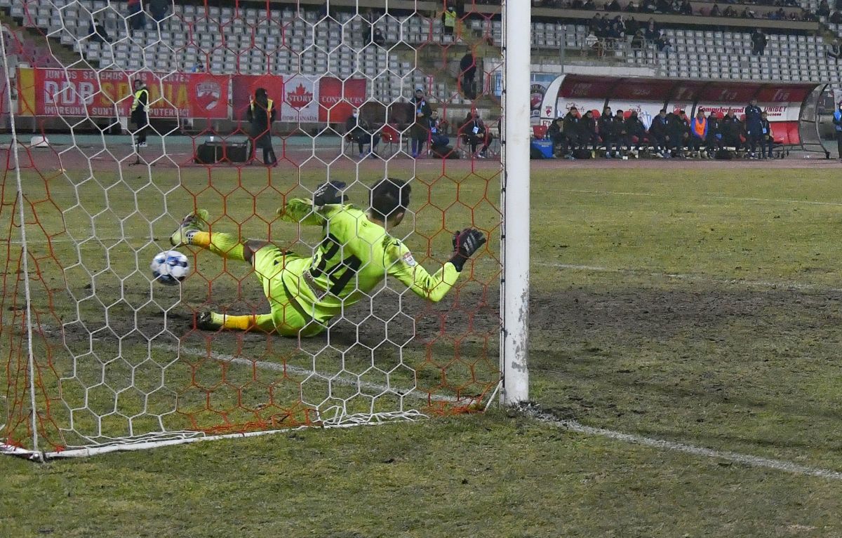 Portarul lui Dinamo s-a făcut de râs cu CSU Craiova: două gafe de începător
