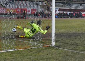 Portarul lui Dinamo s-a făcut de râs cu CSU Craiova: două gafe de începător