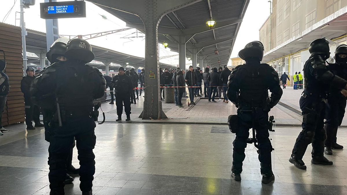 Ultrașii lui FCU Craiova au ajuns în București: scandări xenofobe în Gara de Nord! Sunt însoțiți de jandarmi în drum spre Giulești