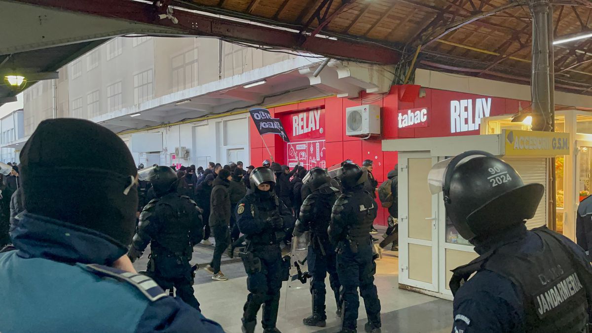 Ultrașii lui FCU Craiova au ajuns în București: scandări xenofobe în Gara de Nord! Sunt însoțiți de jandarmi în drum spre Giulești