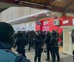 Ultrașii lui FCU Craiova au ajuns în București: scandări xenofobe în Gara de Nord! Sunt însoțiți de jandarmi în drum spre Giulești