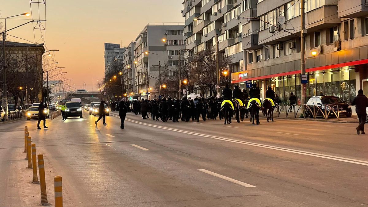 Ultrașii lui FCU Craiova au ajuns în București: scandări xenofobe în Gara de Nord! Sunt însoțiți de jandarmi în drum spre Giulești