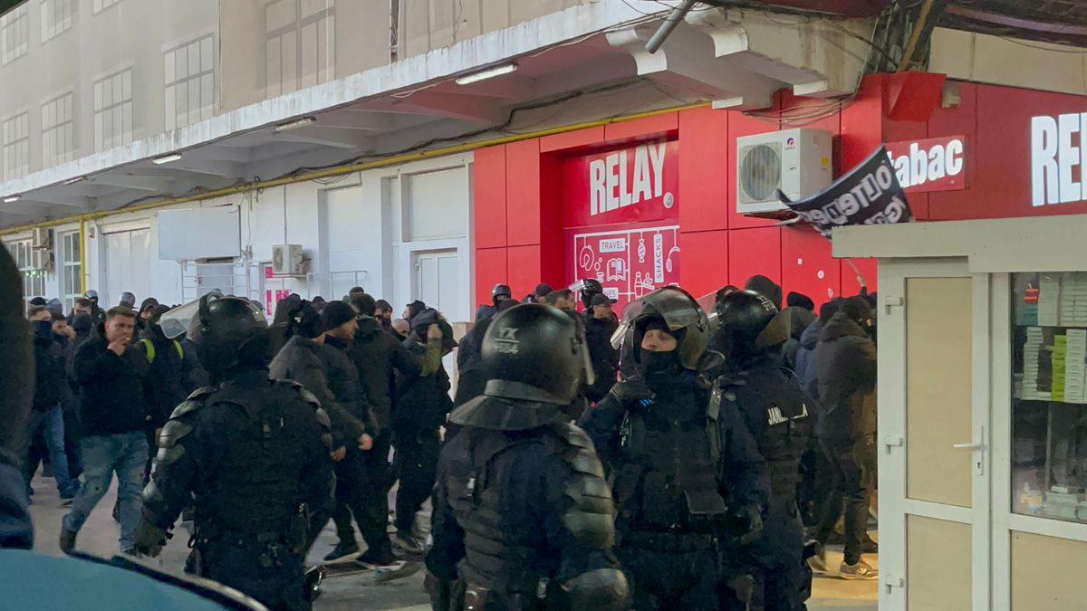 Ultrașii lui FCU Craiova au ajuns în București: scandări xenofobe în Gara de Nord! Sunt însoțiți de jandarmi în drum spre Giulești