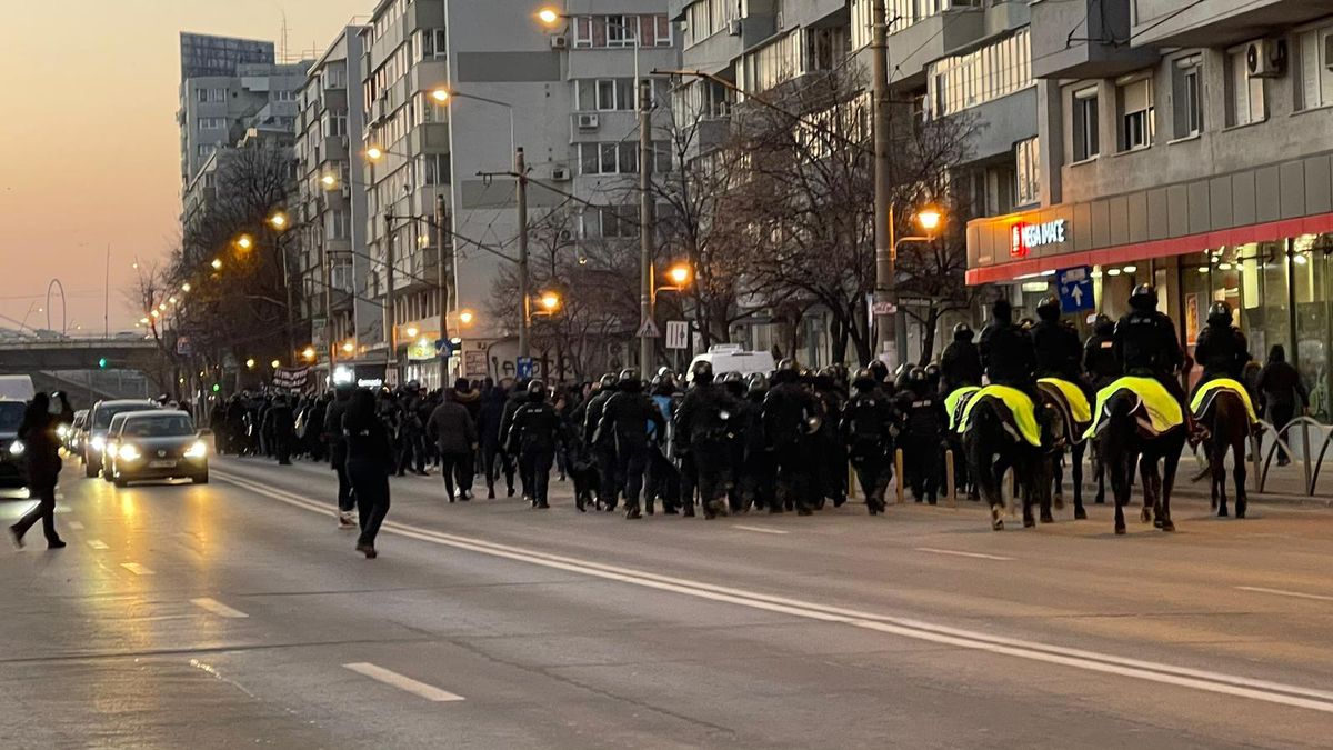 Ultrașii lui FCU Craiova au ajuns în București: scandări xenofobe în Gara de Nord! Sunt însoțiți de jandarmi în drum spre Giulești