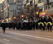 Ultrașii lui FCU Craiova au ajuns în București: scandări xenofobe în Gara de Nord! Sunt însoțiți de jandarmi în drum spre Giulești