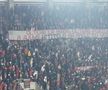 Galeria Rapidului și cei aproximativ 400 de ultrași ai Craiovei au creat o atmosferă demnă de un derby în Giulești. Nu au lipsit însă scandările rasiste și mesajele „înțepătoare”.