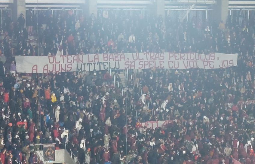 Galeria Rapidului și cei aproximativ 400 de ultrași ai Craiovei au creat o atmosferă demnă de un derby în Giulești. Nu au lipsit însă scandările rasiste și mesajele „înțepătoare”.
