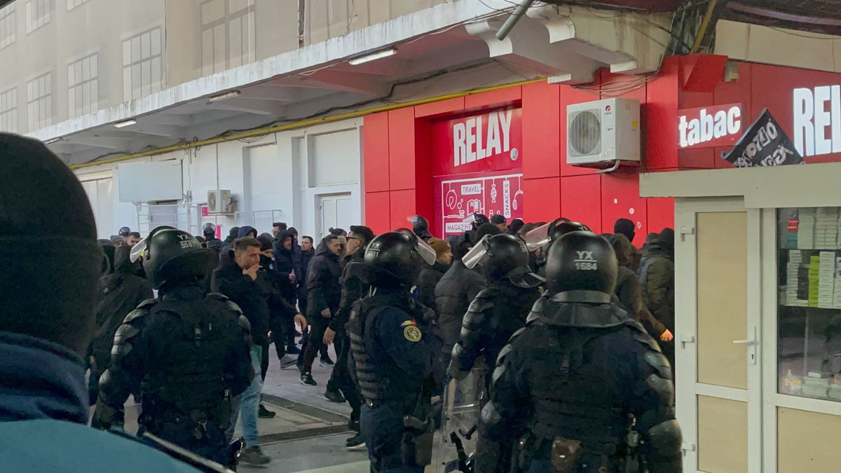 Ultrașii lui FCU Craiova au ajuns în București: scandări xenofobe în Gara de Nord! Sunt însoțiți de jandarmi în drum spre Giulești