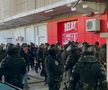 Ultrașii lui FCU Craiova au ajuns în București: scandări xenofobe în Gara de Nord! Sunt însoțiți de jandarmi în drum spre Giulești