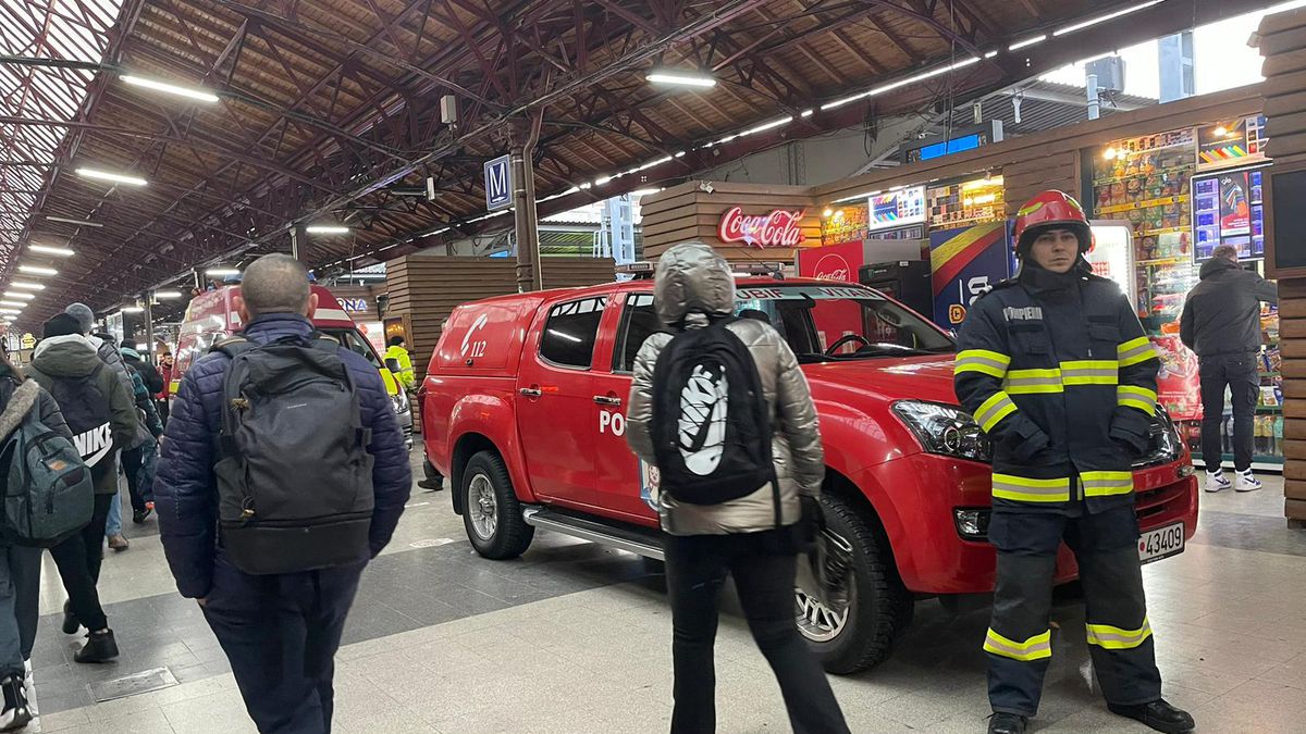 Ultrașii lui FCU Craiova au ajuns în București: scandări xenofobe în Gara de Nord! Sunt însoțiți de jandarmi în drum spre Giulești