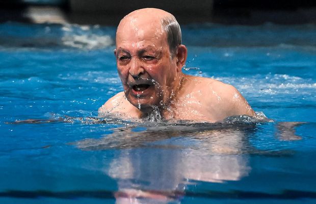 Impresionant! Un săritor în apă în vârstă de 100 de ani, plonjon simbolic la Campionatele Mondiale de natație de la Doha