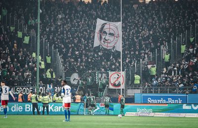 Meci întrerupt din cauza unei pancarte scandaloase » Mesaj horror al ultrașilor echipei vizitatoare!