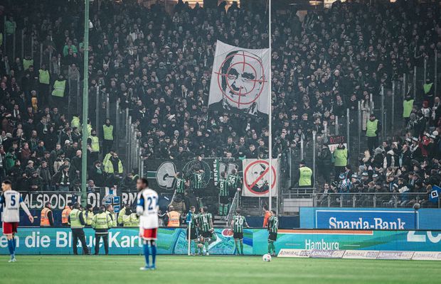 Meci întrerupt din cauza unei pancarte scandaloase » Mesaj horror al ultrașilor echipei vizitatoare!