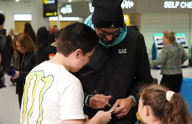 Simona și fetița cu părul strâns în coadă