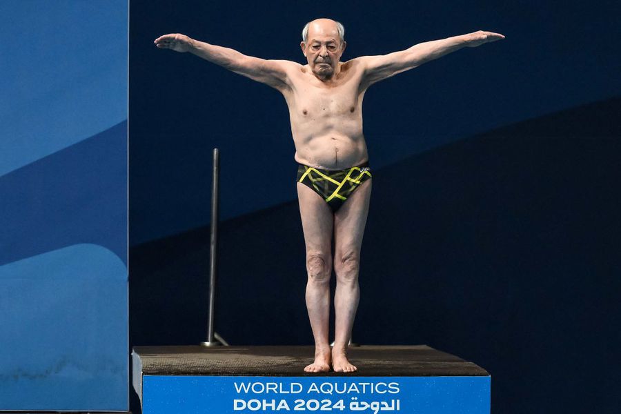 Impresionant! Un săritor în apă în vârstă de 100 de ani, plonjon simbolic la Campionatele Mondiale de natație de la Doha